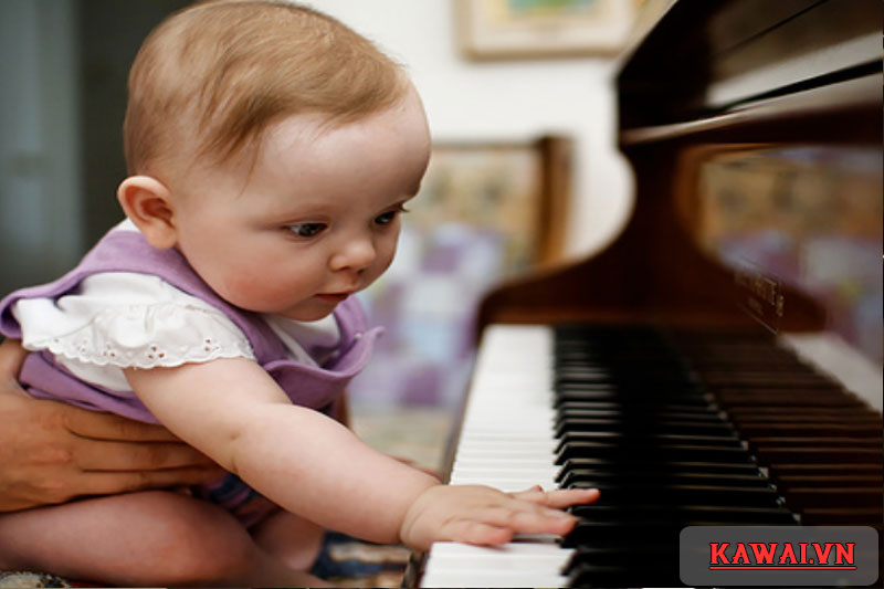 nen-cho-be-hoc-dan-piano-tu-may-tuoi